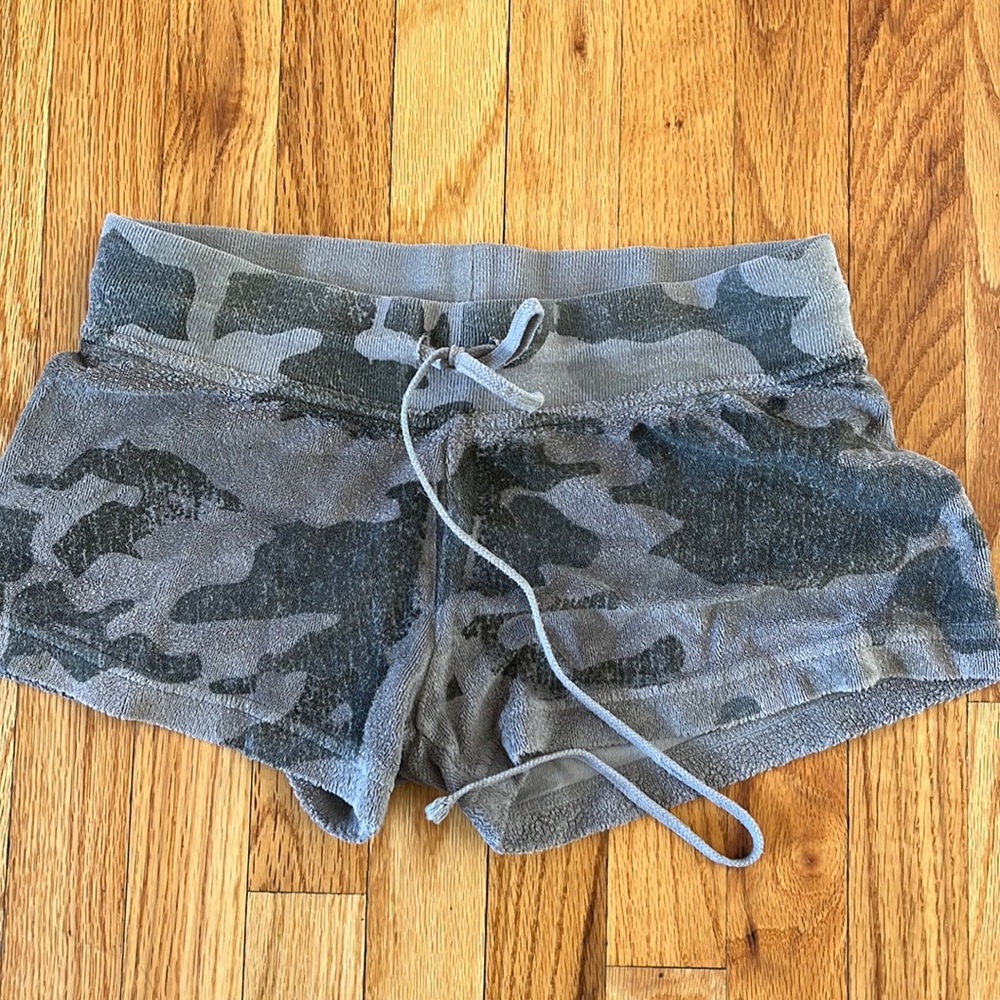 Womens low rise hard tail shorts in grey and olive camo size medium